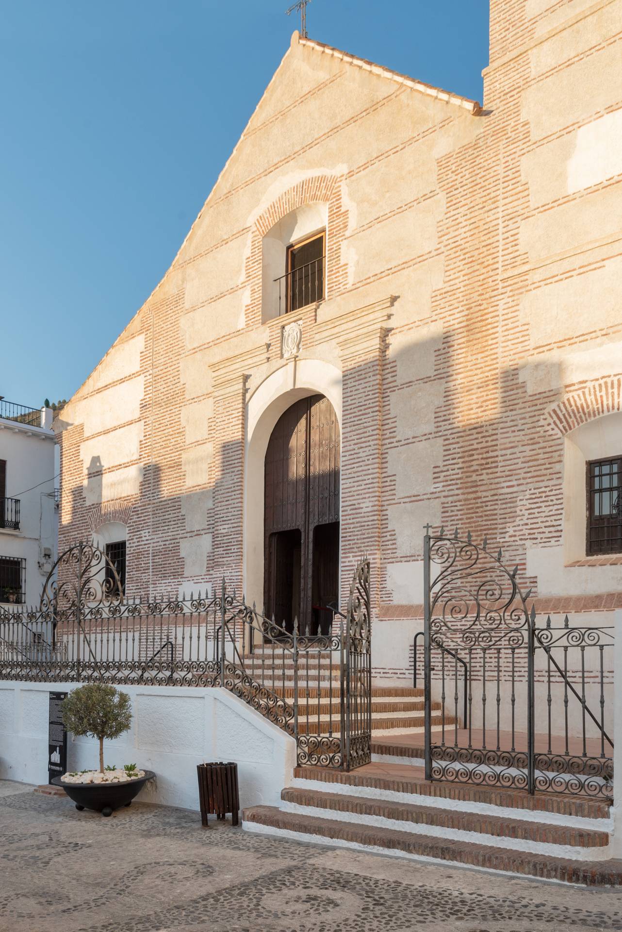 Pueblo blanco en la colina